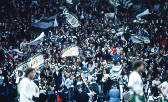 Supporter, läktare, fans, flaggor, tifo