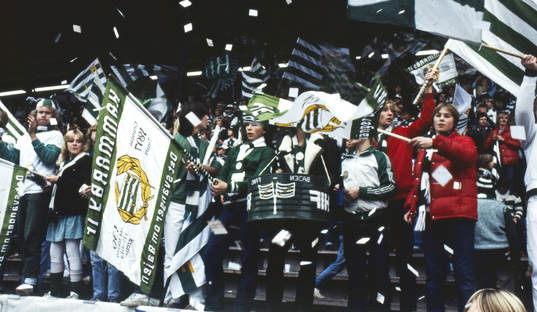 Supporter, läktare, fans, flaggor, tifo