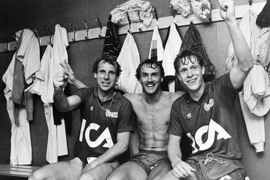  Östers matchhjältar fr. v Jan Mattsson, Åke Andersson och Peter Truedsson jublar i omklädningsrummet.