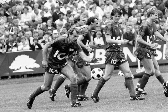  Östers tvåmålsskytt Åke Andersson gratuleras av sina lagkamrater efter ett av sina mål. Jan Mattsson, Greger Hallén, Karl-Gunnar Björklund och Andreas Ravelli.