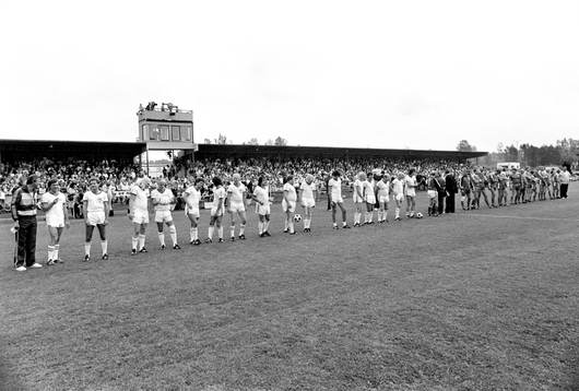 Lagen står uppställda på Österås Idrottsplats i