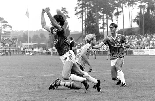  Hans Larsson, Mjällby försöker stoppa Thomas Nilsson, Brage som gör 0-1