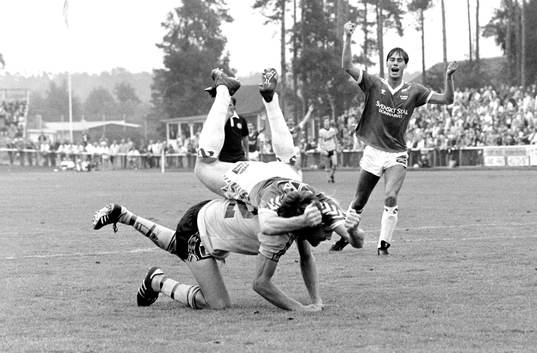  Hans Larsson, Mjällby försöker stoppa Thomas Nilsson, Brage som gör 0-1