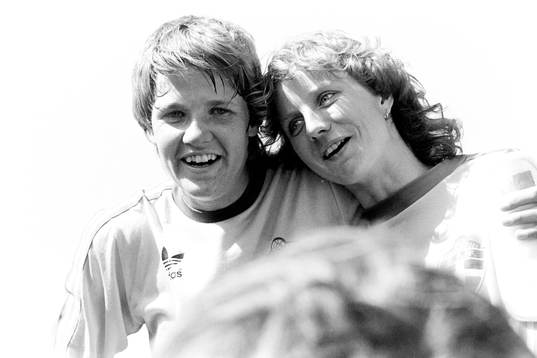 Pia Sundhage och Angelica Burevik, Sverige jublar