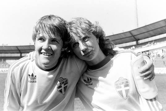 Pia Sundhage och Angelica Burevik, Sverige jublar