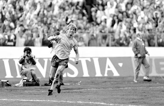  Thomas Sunesson, Sverige jublar efter ett av sina två mål i matchen.