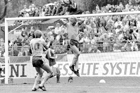  Thomas Sunesson, Sverige jublar efter ett av sina två mål i matchen.