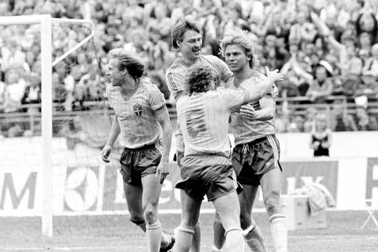  Dan Corneliusson. Sven Dahlkvist och Robert Prytz gratulerar målskytten Thomas Sunesson.