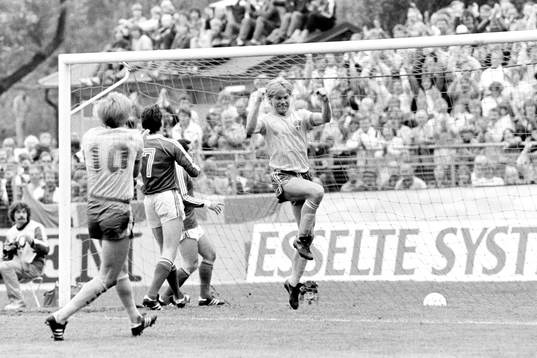  Thomas Sunesson, Sverige jublar efter ett av sina två mål i matchen.
