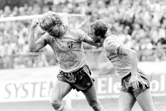  Thomas Sunesson och Tommy Holmgren jublar efter mål.