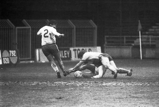 Pia Sundhage oroar det engelska försvaret