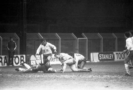 Pia Sundhage oroar det engelska försvaret