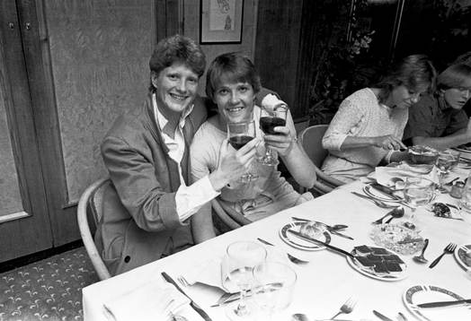  Elisabeth Leidinge och Pia Sundhage firar efter EM guldet.