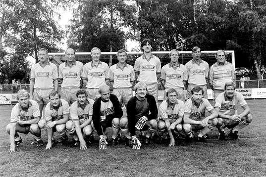  Bakre raden fr. v Örjan Persson, Ove Grahn, Björn Nordqvist, Ove Kindvall, Ralf Edström, Roland Sandberg, Bo Larsson och Georg Ericson, förbundskapten. Främre raden fr. v Benno Magnusson, Björn Andersson, Roland Grip, Göran Hagberg, målvakt, Ronnie Hellström, målvakt, Jan Olsson, Conny Torstensson och Staffan Tapper.