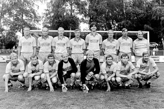  Bakre raden fr. v Örjan Persson, Ove Grahn, Björn Nordqvist, Ove Kindvall, Ralf Edström, Roland Sandberg, Bo Larsson och Georg Ericson, förbundskapten. Främre raden fr. v Benno Magnusson, Björn Andersson, Roland Grip, Göran Hagberg, målvakt, Ronnie Hellström, målvakt, Jan Olsson, Conny Torstensson och Staffan Tapper.