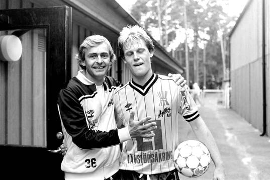  Mjällbys tränare Göran Bogren och Mikael Holgersson jublar efter segern.