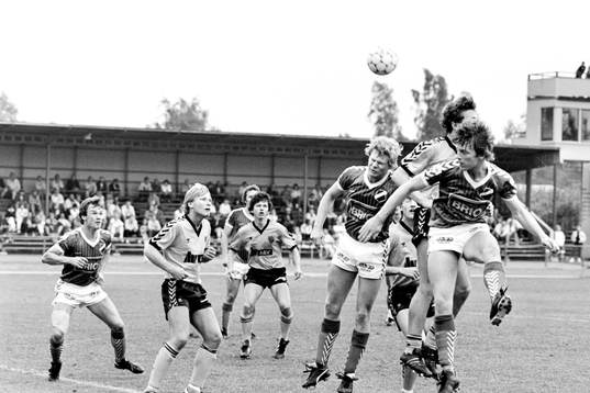  Kamp om bollen.