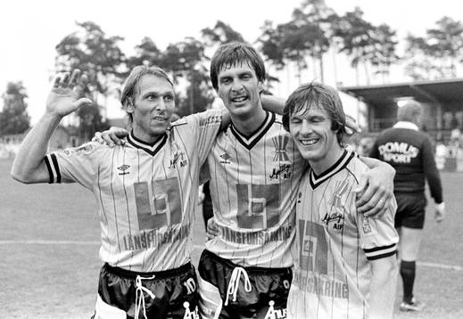  Mjällbys målskyttar jublar efter matchen. Fr. v Bosse Andersson tre mål, Lennart Johansson fyra mål och Flemming Pehrson.