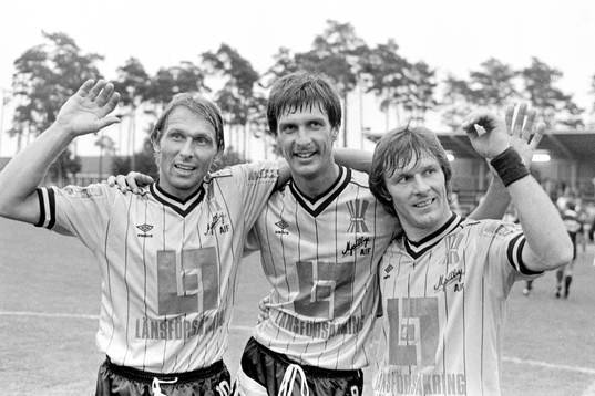  Mjällbys målskyttar jublar efter matchen. Fr. v Bosse Andersson tre mål, Lennart Johansson fyra mål och Flemming Pehrson.