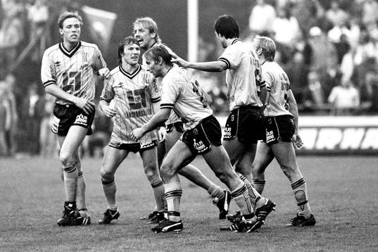  Peter Stridfeldt, Flemming Pehrson, Hans Larsson, Bosse Andersson, Lennart Johansson och Sven-Bertil Andersson, Mjällby jublar efter mål.