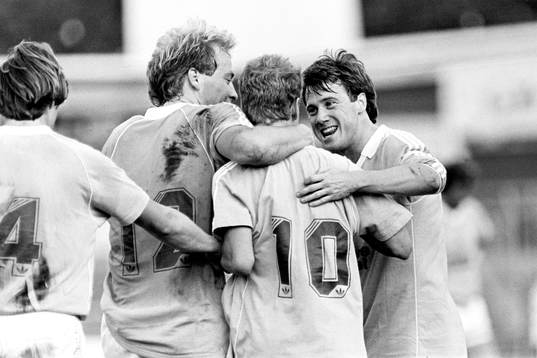 Mats Magnusson och Ingemar Erlandsson kramar om Anders