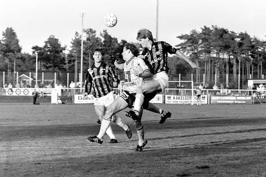  Mjällbys Bosse Andersson stoppas.
