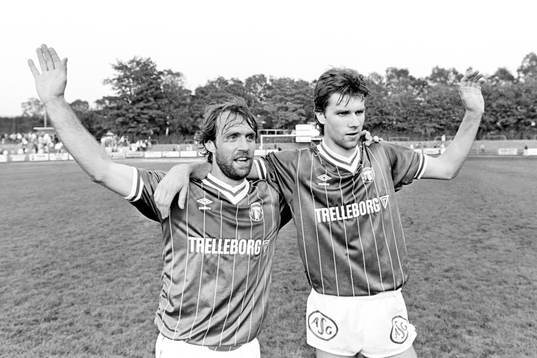  Trelleborgs målskyttar Benny Mårtensson 2 och Benny Persson jublar efter segern.