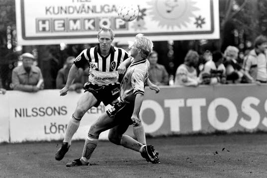  Landskronas Björn Nordqvist i kamp om bollen.