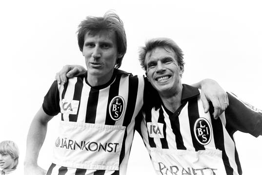  Landskronas målskyttar Per-Åke Theander och Tommy Larsson jublar efter segern.