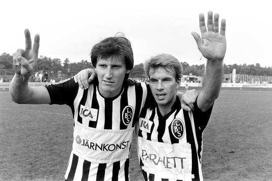  Landskronas målskyttar Per-Åke Theander och Tommy Larsson jublar efter segern.