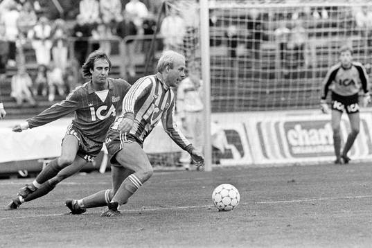  Tord Holmgren, Göteborg med bollen och Mats Nordgren, Öster. 