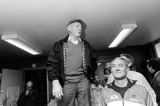  Östers ordförande Stig Svensson jublar i omklädningsrummet efter matchen. Trots förlusten så klarar Öster sig kvar i allsvenskan.