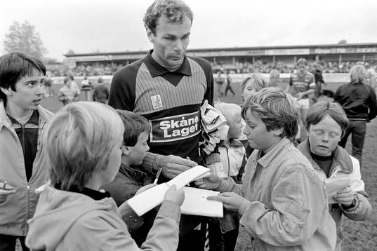  Jan Möller, målvakt i Malmö skriver autograf efter matchen.