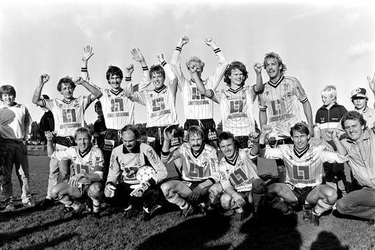  Mjällby jublar efter segern och är klara för kval till allsvenskan. Bakre fr.v. Andrzej Woronko, Lennart Johansson, Peter Stridfeldt, Roy Nylander, Mats Lindvall, Hans Larsson. Främre fr.v. Sven-Bertil Andersson, Bengt Svensson, målvakt, Rolf-Inge Andersson, Flemming Pehrson och Bo Andersson, Mjällby 
