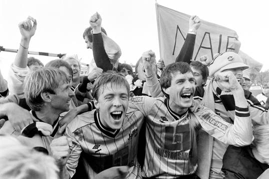  Mjällbys målskyttar Peter Stridfeldt och Lennart Johansson jublar efter matchen.