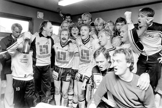  Mjällby jublar i omklädningsrummet efter matchen.