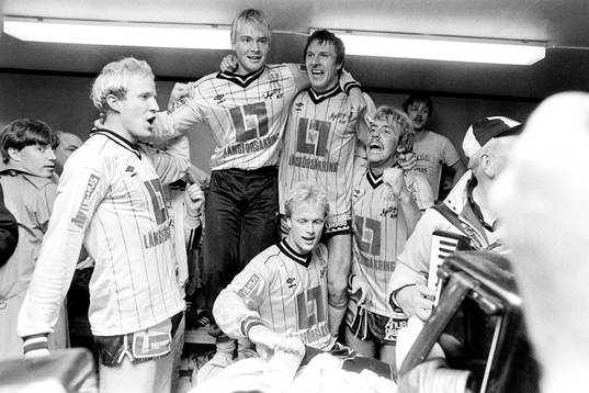  Mjällby jublar i omklädningsrummet efter matchen. Bl. a Roy Nylander, Flemming Pehrson och Hasse Larsson.