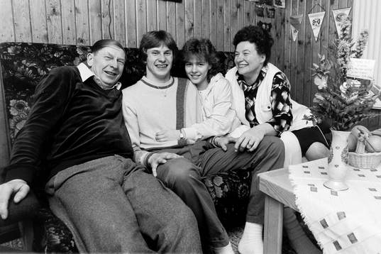  Nicklas Persson med flickvän och mamma och pappa.