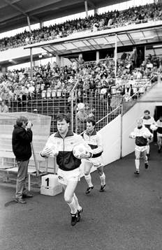  Malmös Ingemar Erlandsson, Magnus Andersson leder laget in på Malmö Stadion.