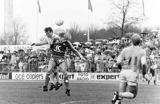  Malmös Ingemar Erlandsson i en nickduell.