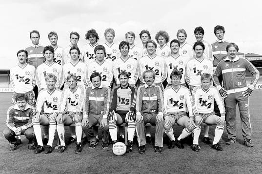  Bakre raden fr. v Kjell Schött, massör, Peter Gerhardsson, Göran Jönsson, Peter Hautalahti, Tomas Turesson, Thomas Lundin, Håkan Ivarsson, Leif Strand, Thomas Dennerby, Sulo Vaattovaara Och Hans Thörnkvist, läkare. Mellersta raden fr. v Sten-Ove Ramberg, Mikael Lindqvist, Jörgen Dandell, Magnus Frykman, Mats Wahlberg, Kjell Granqvist, Per Holmberg, Klas Johansson och Ronnie Hellström, målvaktstränare. Främre raden fr. v Kenneth Ohlsson, ass tränare, Michael Andersson, Ulf Eriksson, Björn Bolling, tränare, Roger Skalleberg, Gert Nyman, lagledare, Peter Uhlbäck och Billy Ohlsson.