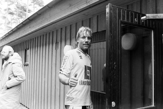  Mjällbys  målskytt Hans Larssongör tummen upp efter matchen.