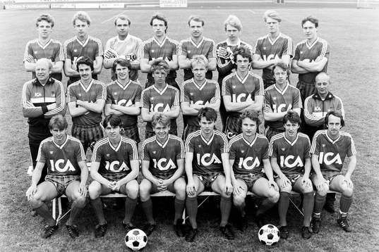  Östers spelartrupp. Bakre raden fr. v Thomas Olofsson, Thomas Högstedt, Thomas Ravelli, målvakt, Per Lindblad, Andreas Ravelli, Nicklas Stevenhag, målvakt, Per-Ola Ljung och Peter Truedsson. Mellersta raden fr. v Leif Widén, tränare, Conny Hagberg, Nicklas Persson, Anders Brink, Urban Pettersson, Tommy Berggren, Peter Gunnarsson och Vilmos Varszegi, ass. tränare. Främre raden fr. v Tonny Westring, Erik Lundgren, Ronnie Persson, Tommy Westerlund, Erkka Petäjä, Lino Boriero och Mats Nordgren.