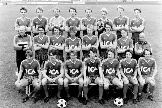  Östers spelartrupp. Bakre raden fr. v Thomas Olofsson, Thomas Högstedt, Thomas Ravelli, målvakt, Per Lindblad, Andreas Ravelli, Nicklas Stevenhag, målvakt, Per-Ola Ljung och Peter Truedsson. Mellersta raden fr. v Leif Widén, tränare, Conny Hagberg, Nicklas Persson, Anders Brink, Urban Pettersson, Tommy Berggren, Peter Gunnarsson och Vilmos Varszegi, ass. tränare. Främre raden fr. v Tonny Westring, Erik Lundgren, Ronnie Persson, Tommy Westerlund, Erkka Petäjä, Lino Boriero och Mats Nordgren.
