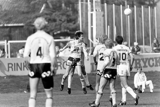 Lennart Johansson, Mjällby i en nickduell.