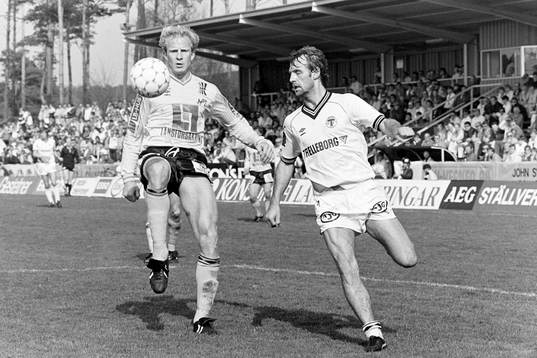  Mjällbys Roy Nylander med bollen uppvaktas av trelleborgs Benny Mårtensson.