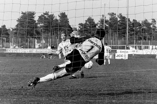  Anders Andersson, målvakt i Trelleborg räddar en straff från mjällbys Hans Larsson.