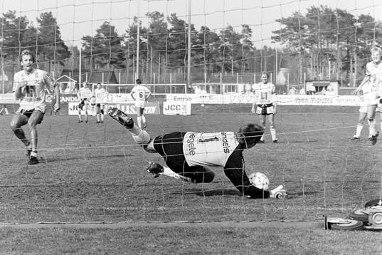  Anders Andersson, målvakt i Trelleborg räddar en straff från mjällbys Hans Larsson.