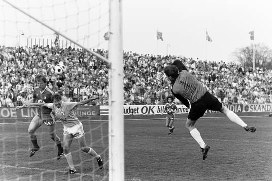  Göteborgs Torbjörn Nilsson stoppas framför malmös målbur.