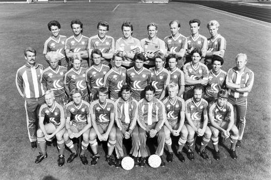  Kalmars spelartrupp. Bakre raden fr.v Mikael Marko, Billy Landsdowne, Magnus Nilsson, Leif Friberg, målvakt, Hans Gustavsson, målvakt, Peter Rydasp, Henrik Hasselgren och Niklas Karlström. Mellersta raden fr. v Mats Sonesson, målvaktstränare, Martin Holmberg, Tony Persson, Björn Wigstedt, Peter Karlsson, Peter Nilsson, Jan Jansson, Håkan Jägerbrink, Magnus Pettersson, Vasilios Martidis och Bo Nilmert, ass. tränare. Främre raden fr. v Håkan Arvidsson, Niklas Friman, Ulf Nordenhem, Allan Hebo Larsen, tränare, Kjell Nyberg, manager, Magnus Arvidsson, Johnny Erlandsson och Brage Wikström.
